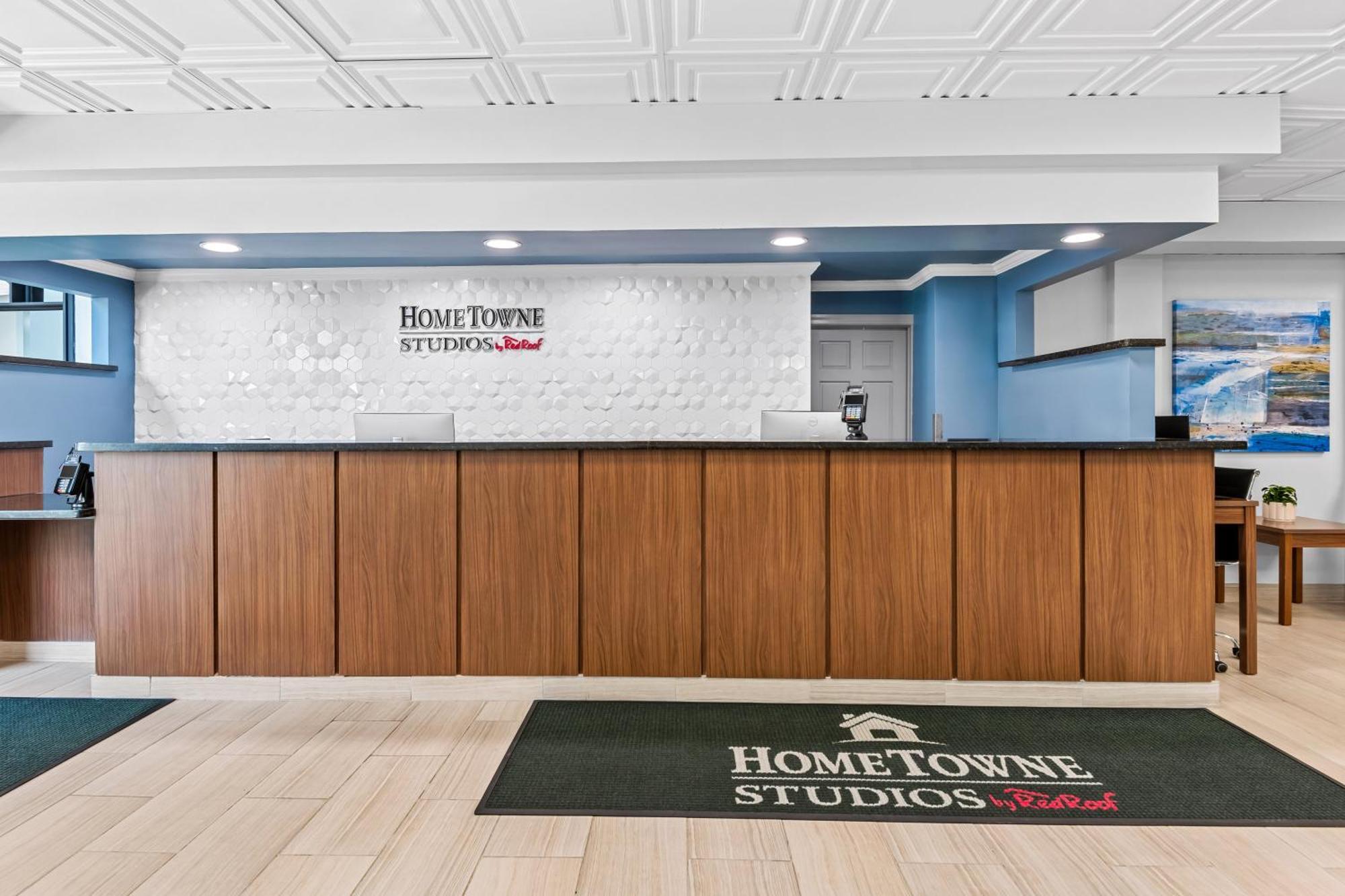 Hometowne Studios By Red Roof & Conference Center Кортленд Экстерьер фото